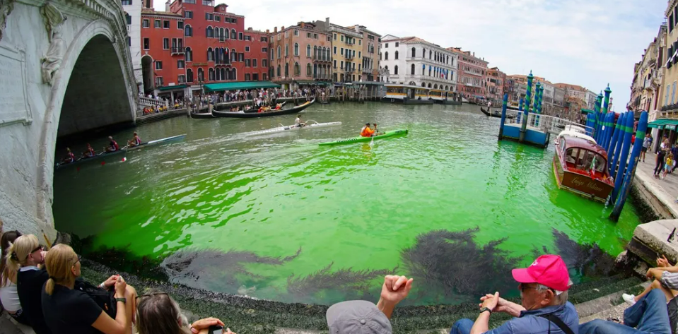 مادة غريبة تلوث مياه البندقية في ايطاليا
